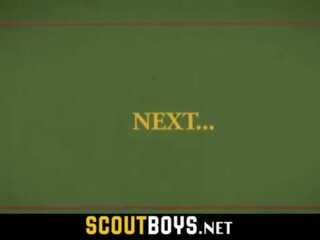 קטן הומוסקסואל גייה תחת מָתוּחַ על ידי מאסיבי johnson scoutmaster ברבק/בלי גומי ב woods-scoutboys&period;net