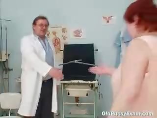 Neglītas rūdmataina sieviete matainas vagīna examination