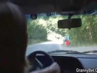 Gammel harlot blir spikret i den bil av en fremmed
