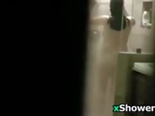Heimlich beobachten ein mutter im ein badezimmer