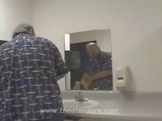 Prawdziwy suka robienie loda w toaleta