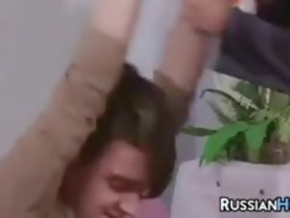 Russisk besta nyter en unge penis