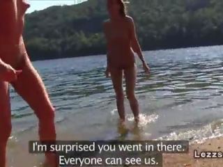 Skupina od lezbijke prijateljice goli pri lake