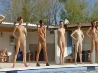 Six desnudo niñas por la piscina desde italia