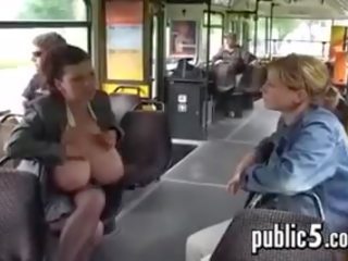 Ordenha dela grande mama em público em o autocarro